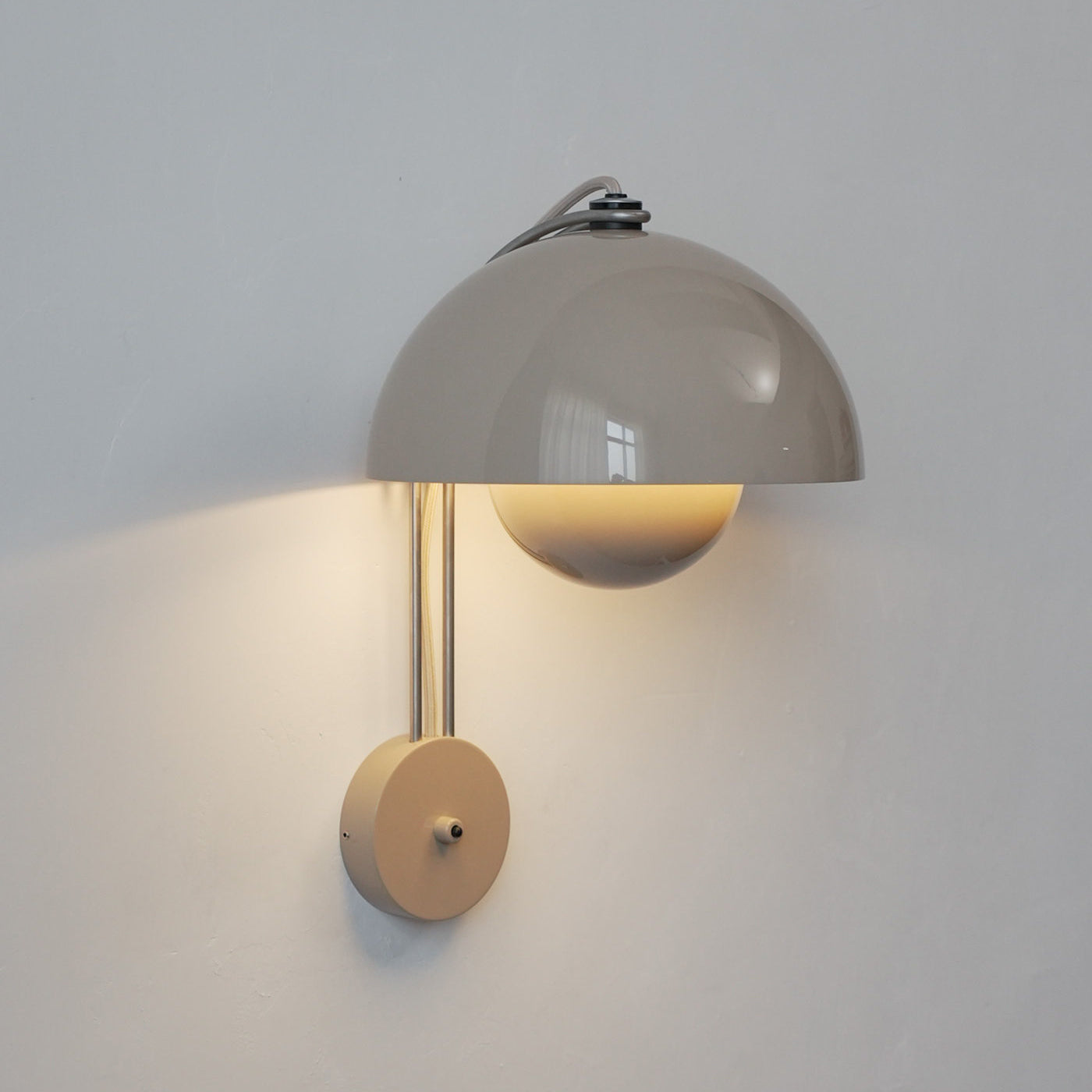 VP9 Wandlamp — Dubbele Koepel Stijlicoon in 13 Kleuren — Dimbaar E26/E27 — Voor Slaapkamer, Gang, Leeshoek | Sansoti