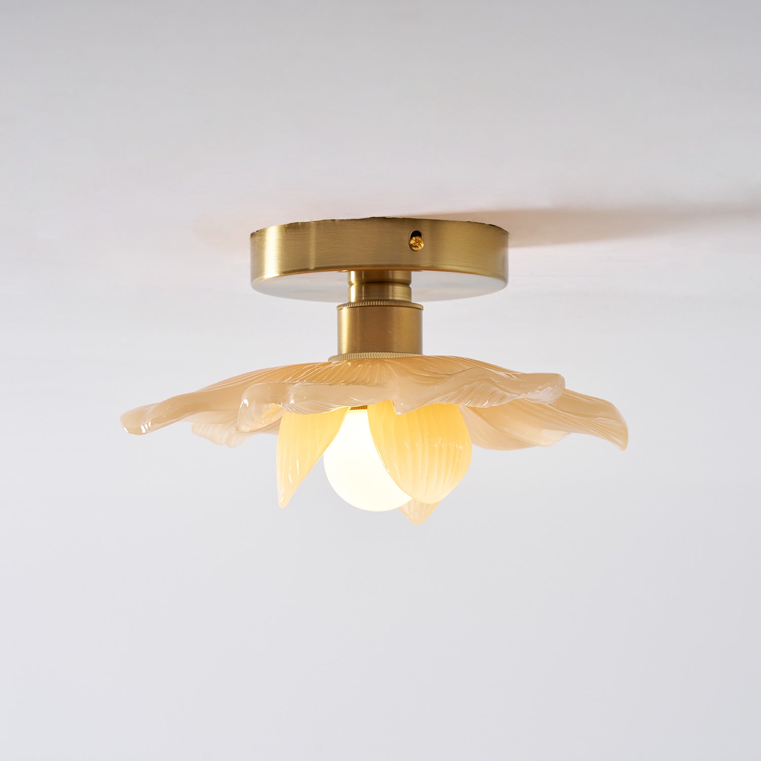 Plafondlamp met Bloesemontwerp in Hars en Messing – Elegante Verlichting voor Slaapkamer en Gang | Sansoti