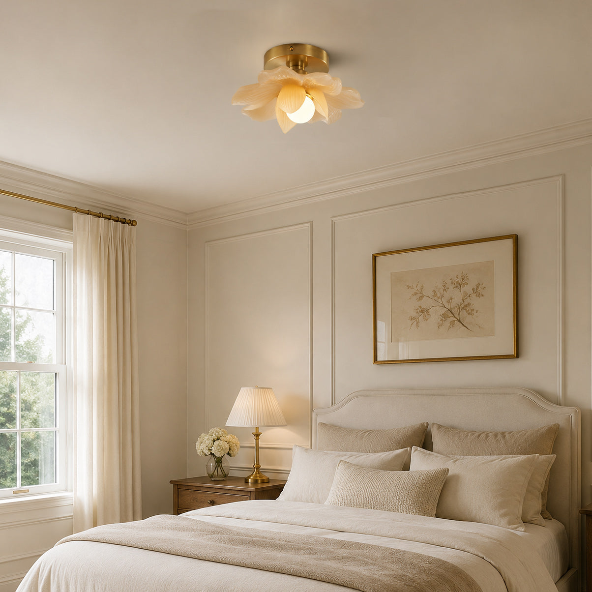 Plafondlamp met Bloesemontwerp in Hars en Messing – Elegante Verlichting voor Slaapkamer en Gang | Sansoti