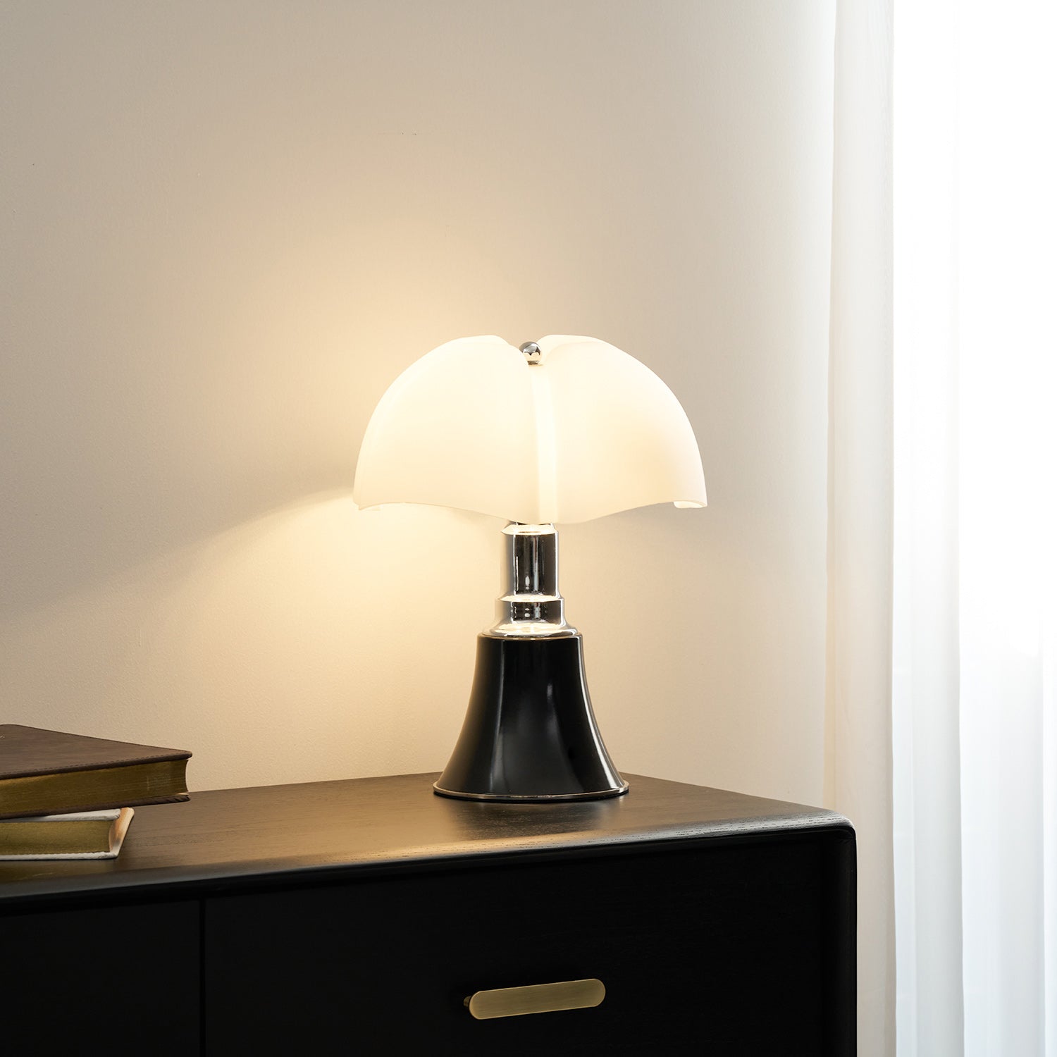 Moderne Design Tafellamp met In Hoogte Verstelbare Kap – Zwart Wit Geel Goud Chroom | Sansoti