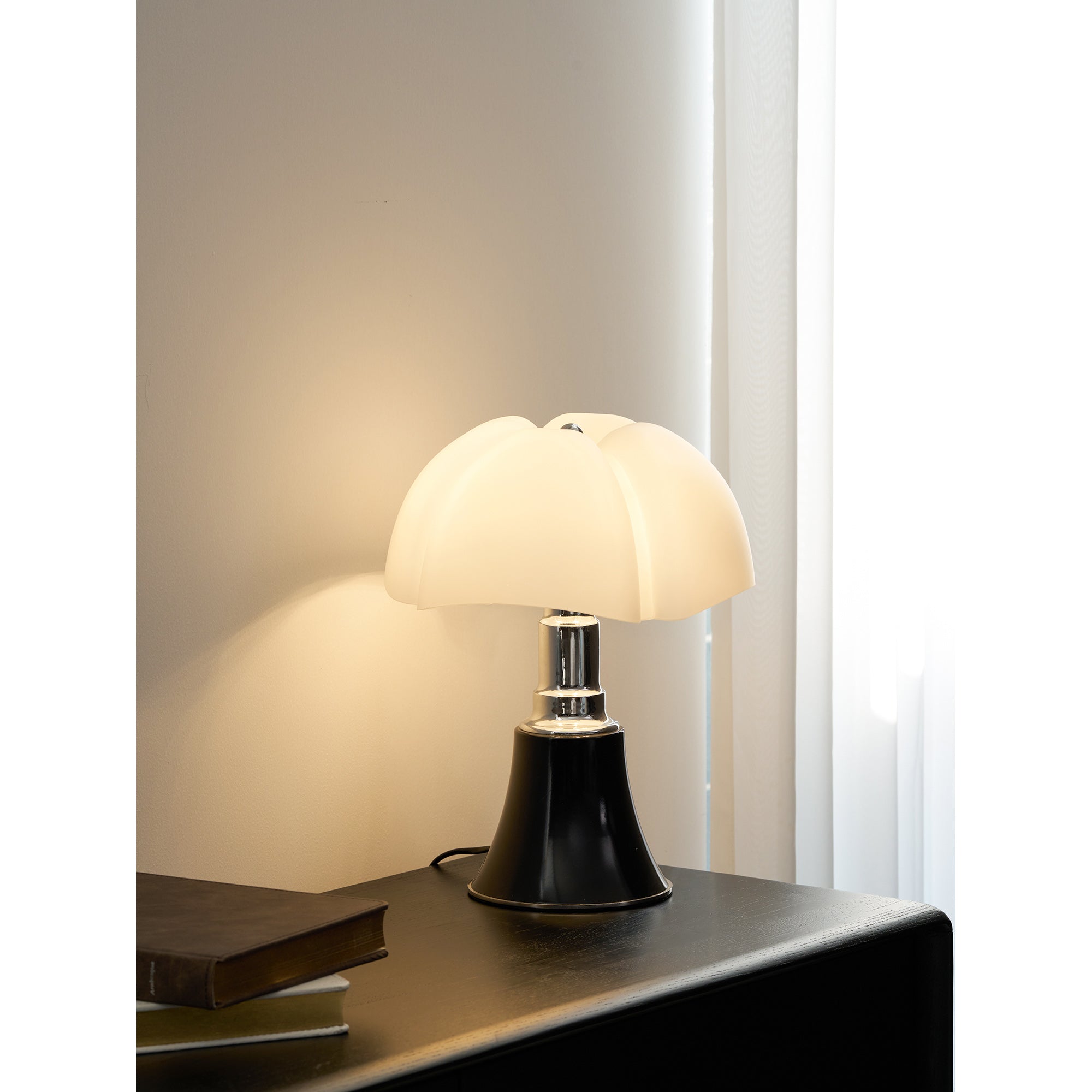 Moderne Design Tafellamp met In Hoogte Verstelbare Kap – Zwart Wit Geel Goud Chroom | Sansoti