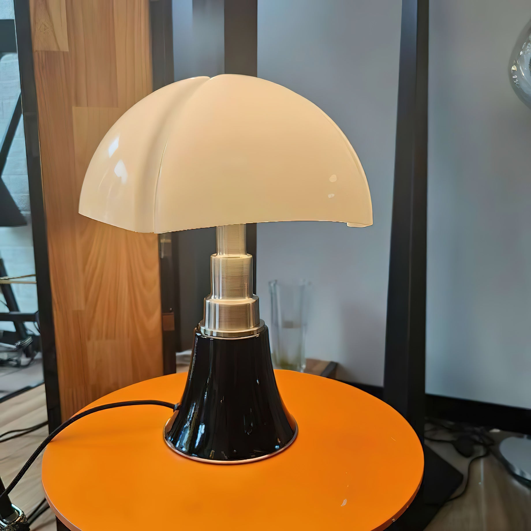 Moderne Design Tafellamp met In Hoogte Verstelbare Kap – Zwart Wit Geel Goud Chroom | Sansoti