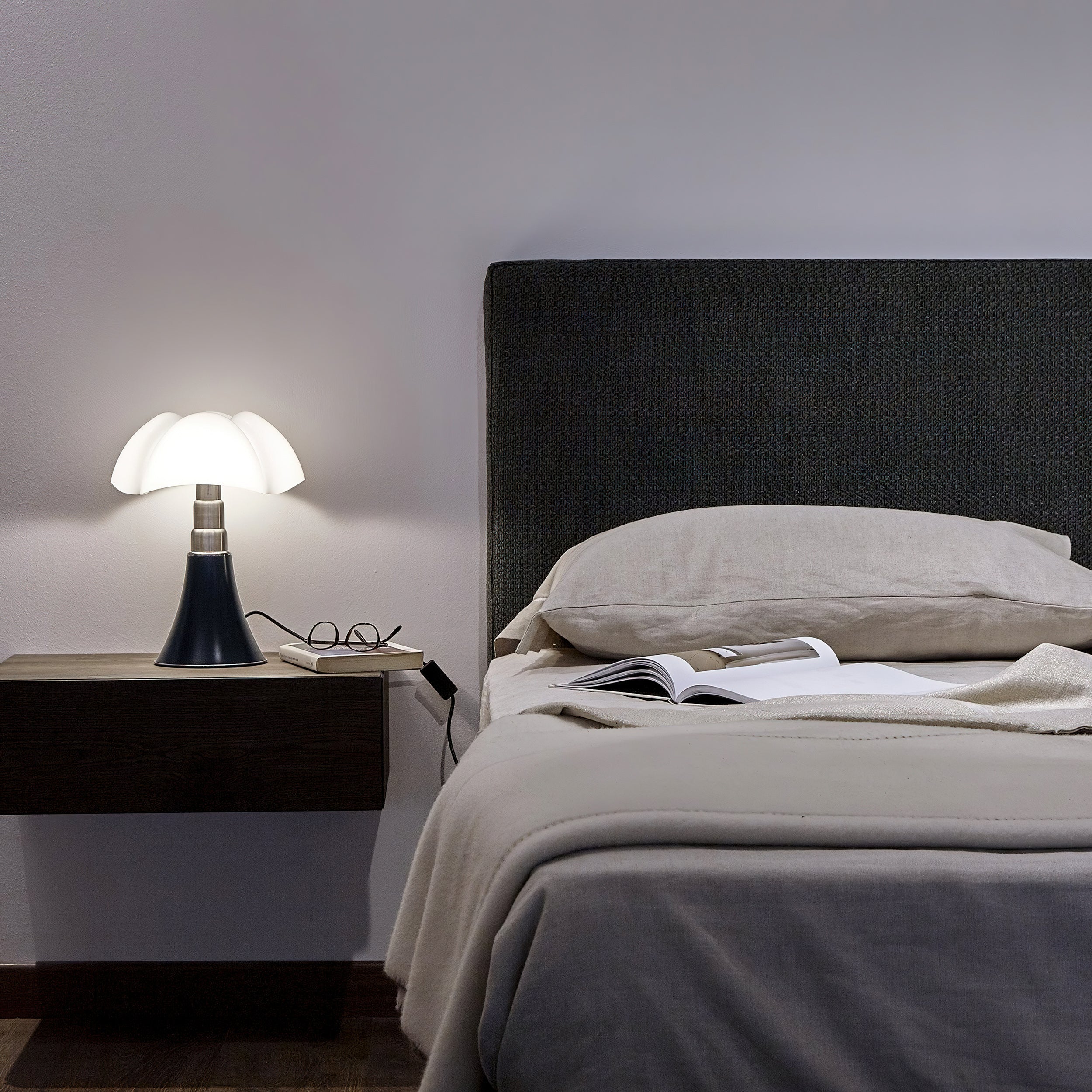Moderne Design Tafellamp met In Hoogte Verstelbare Kap – Zwart Wit Geel Goud Chroom | Sansoti