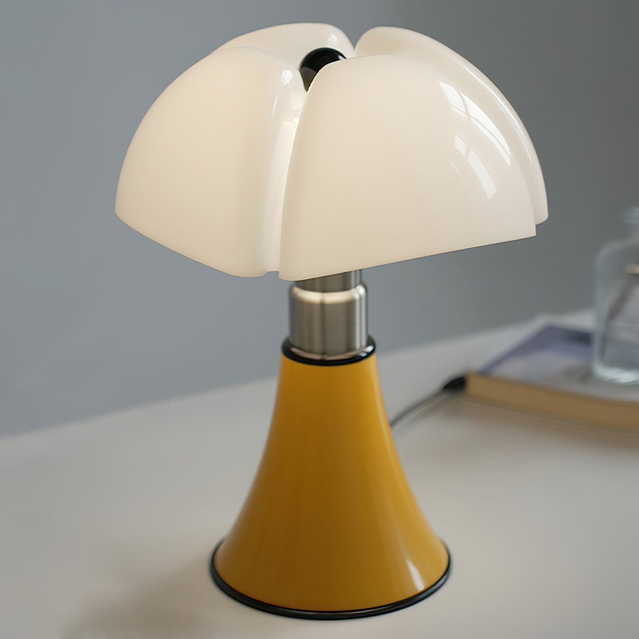 Moderne Design Tafellamp met In Hoogte Verstelbare Kap – Zwart Wit Geel Goud Chroom | Sansoti