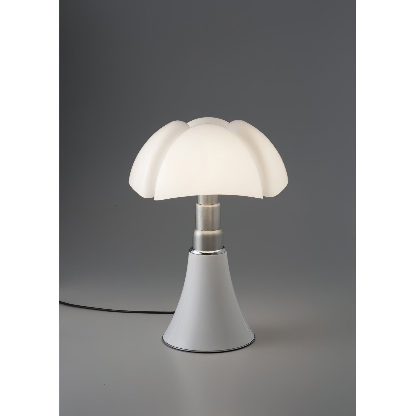 Moderne Design Tafellamp met In Hoogte Verstelbare Kap – Zwart Wit Geel Goud Chroom | Sansoti