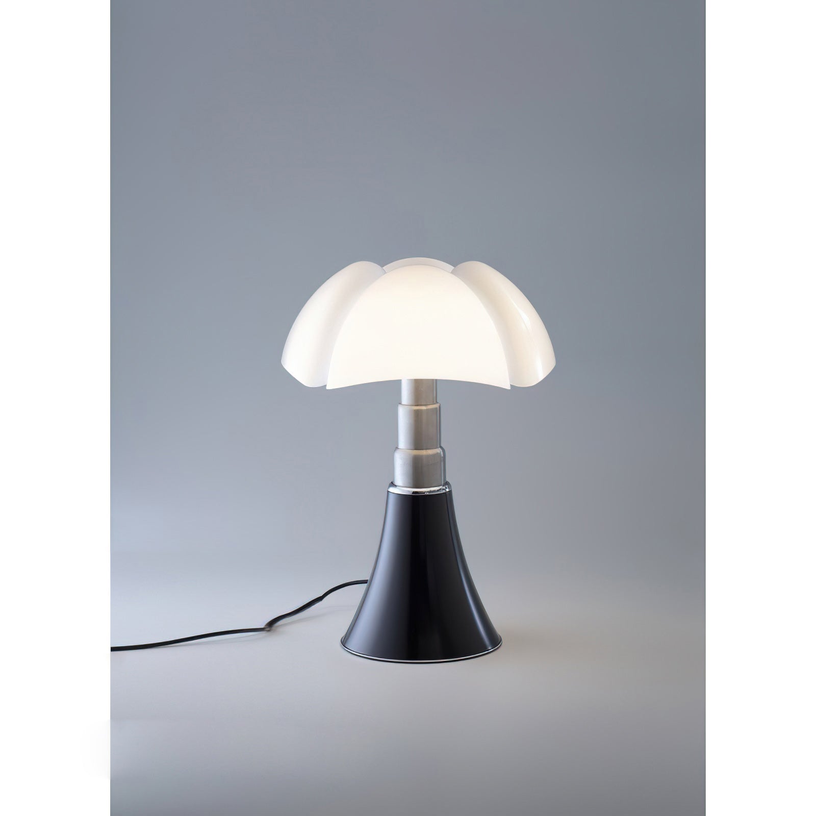 Moderne Design Tafellamp met In Hoogte Verstelbare Kap – Zwart Wit Geel Goud Chroom | Sansoti