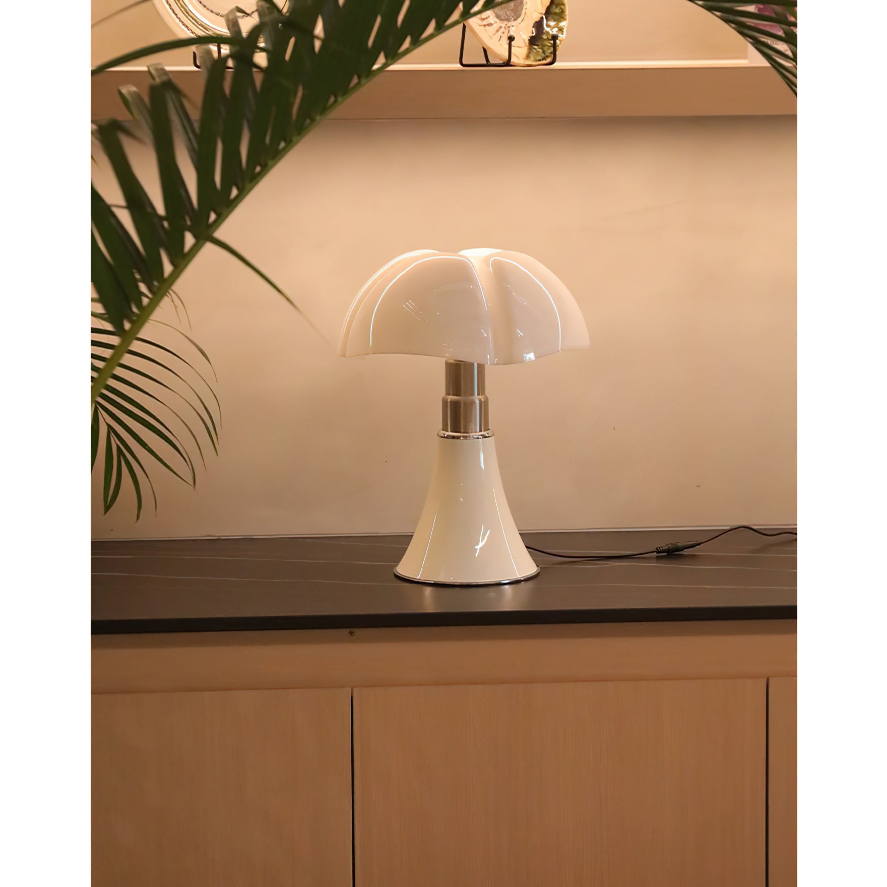 Moderne Design Tafellamp met In Hoogte Verstelbare Kap – Zwart Wit Geel Goud Chroom | Sansoti