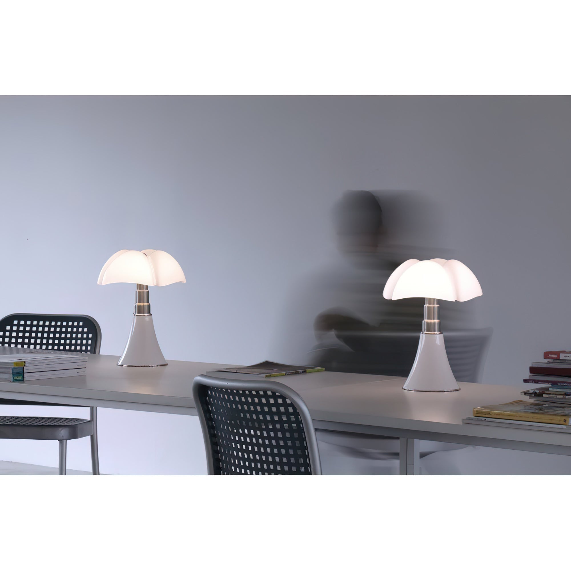 Moderne Design Tafellamp met In Hoogte Verstelbare Kap – Zwart Wit Geel Goud Chroom | Sansoti