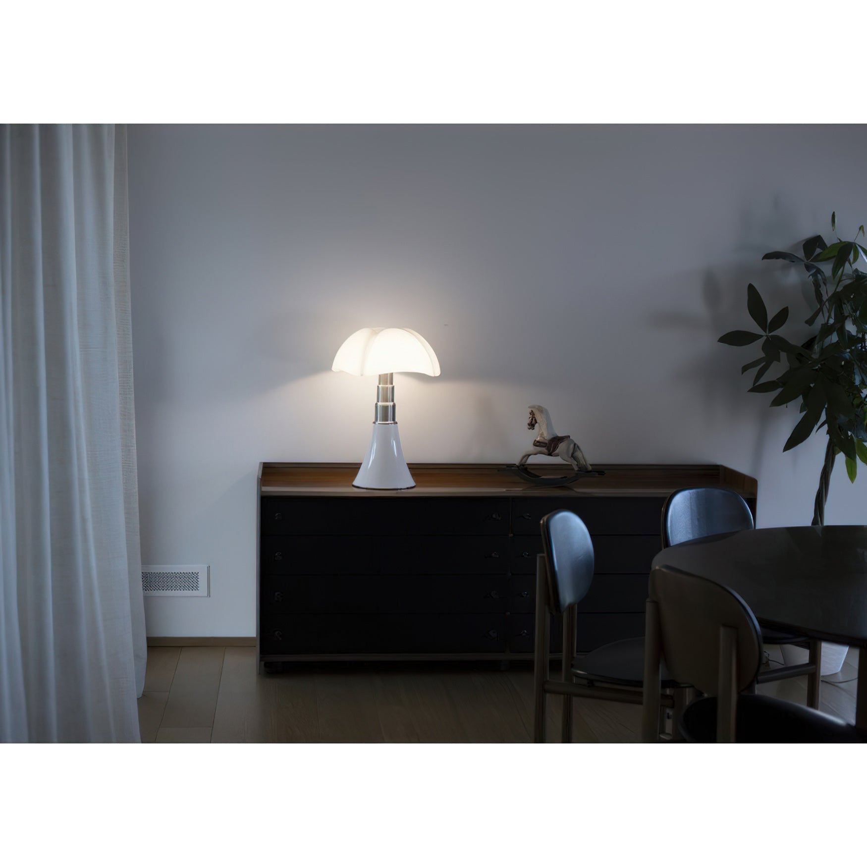 Moderne Design Tafellamp met In Hoogte Verstelbare Kap – Zwart Wit Geel Goud Chroom | Sansoti