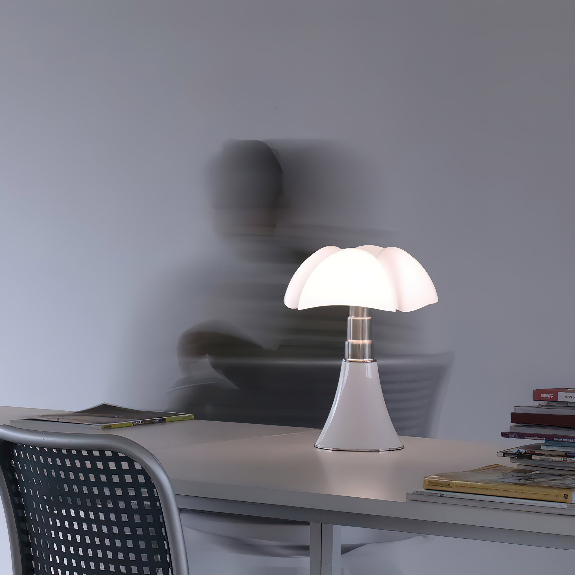 Moderne Design Tafellamp met In Hoogte Verstelbare Kap – Zwart Wit Geel Goud Chroom | Sansoti