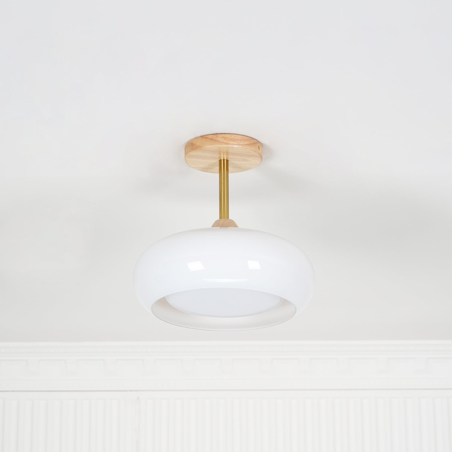 Vintage Bauhaus Plafondlamp met Glazen Schijf – Natuurlijk Houten Frame in Oranje of Wit – Ø28cm Verlichting voor Mid-Century Modern Interieur | Sansoti