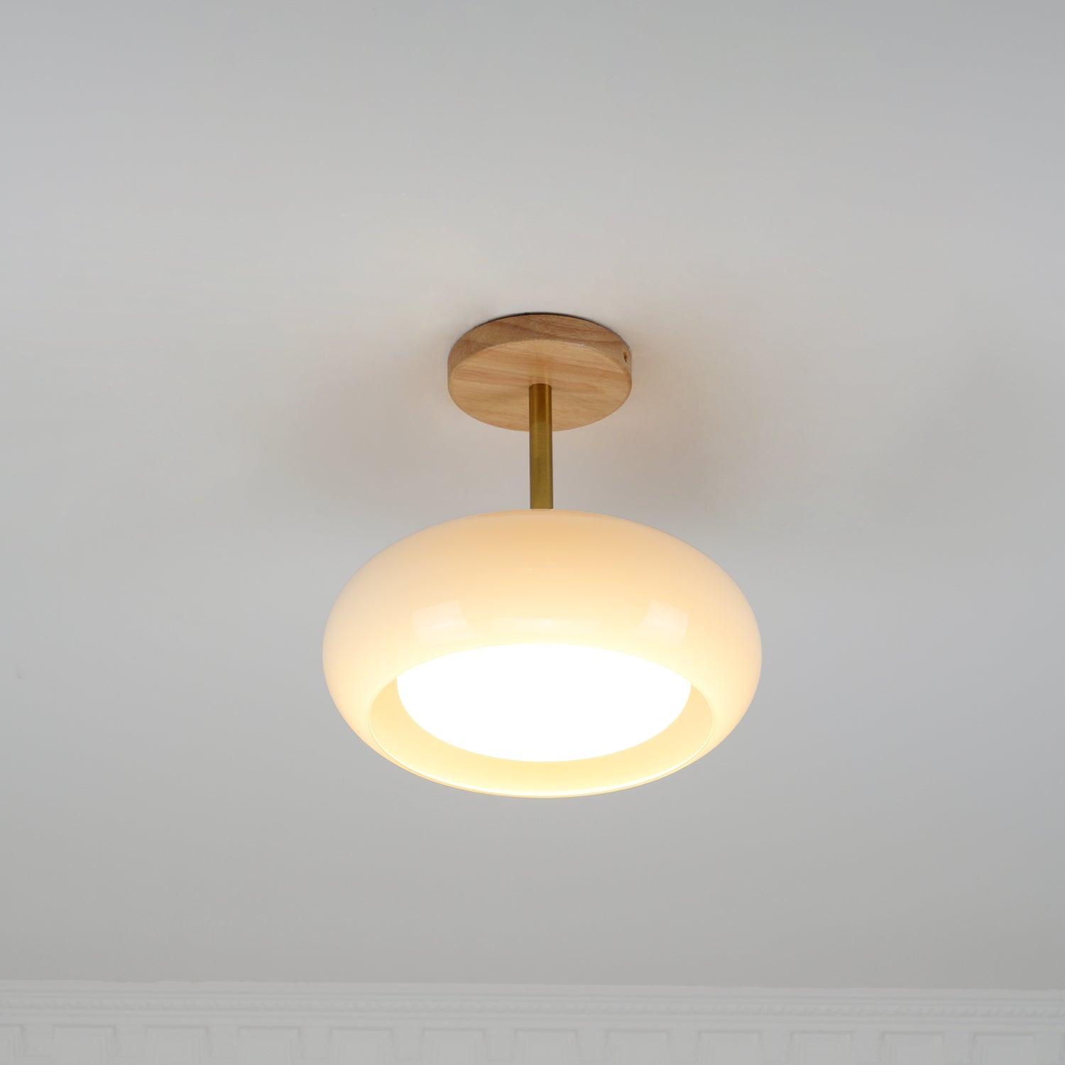 Vintage Bauhaus Plafondlamp met Glazen Schijf – Natuurlijk Houten Frame in Oranje of Wit – Ø28cm Verlichting voor Mid-Century Modern Interieur | Sansoti