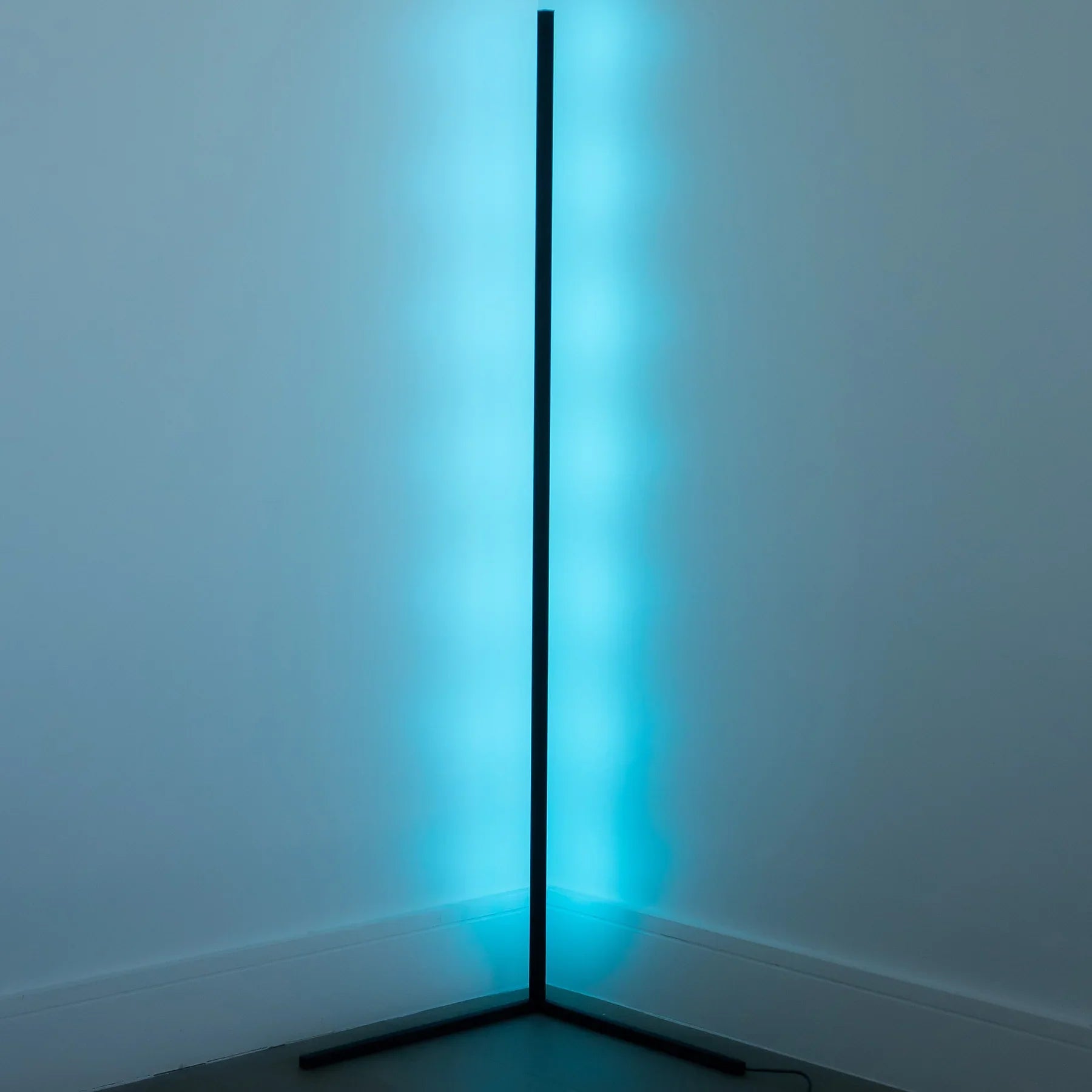 Moderne Eck-Stehleuchte mit integrierter LED-Beleuchtung und schlankem, platzsparendem Design | Restfield
