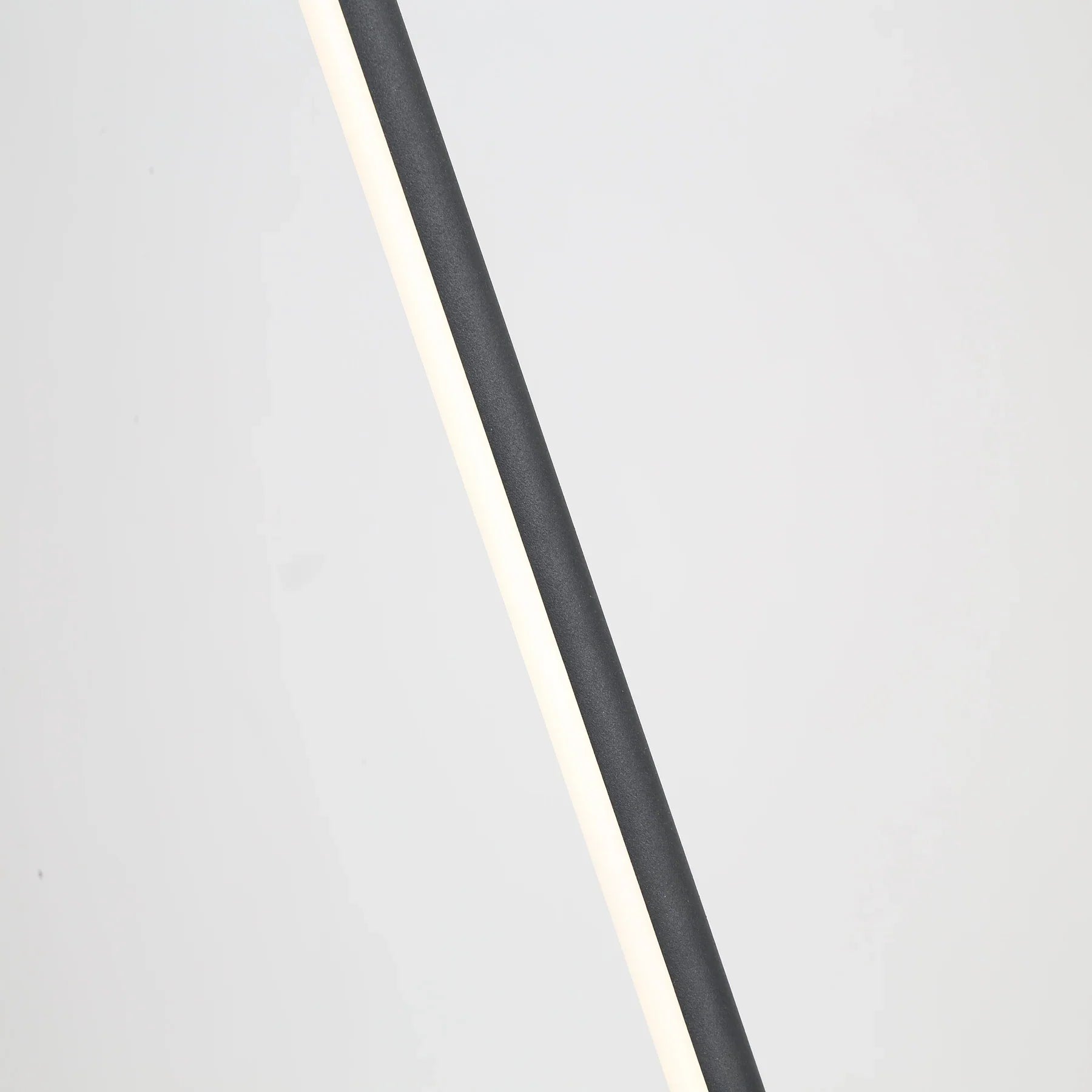 Moderne Eck-Stehleuchte mit integrierter LED-Beleuchtung und schlankem, platzsparendem Design | Restfield