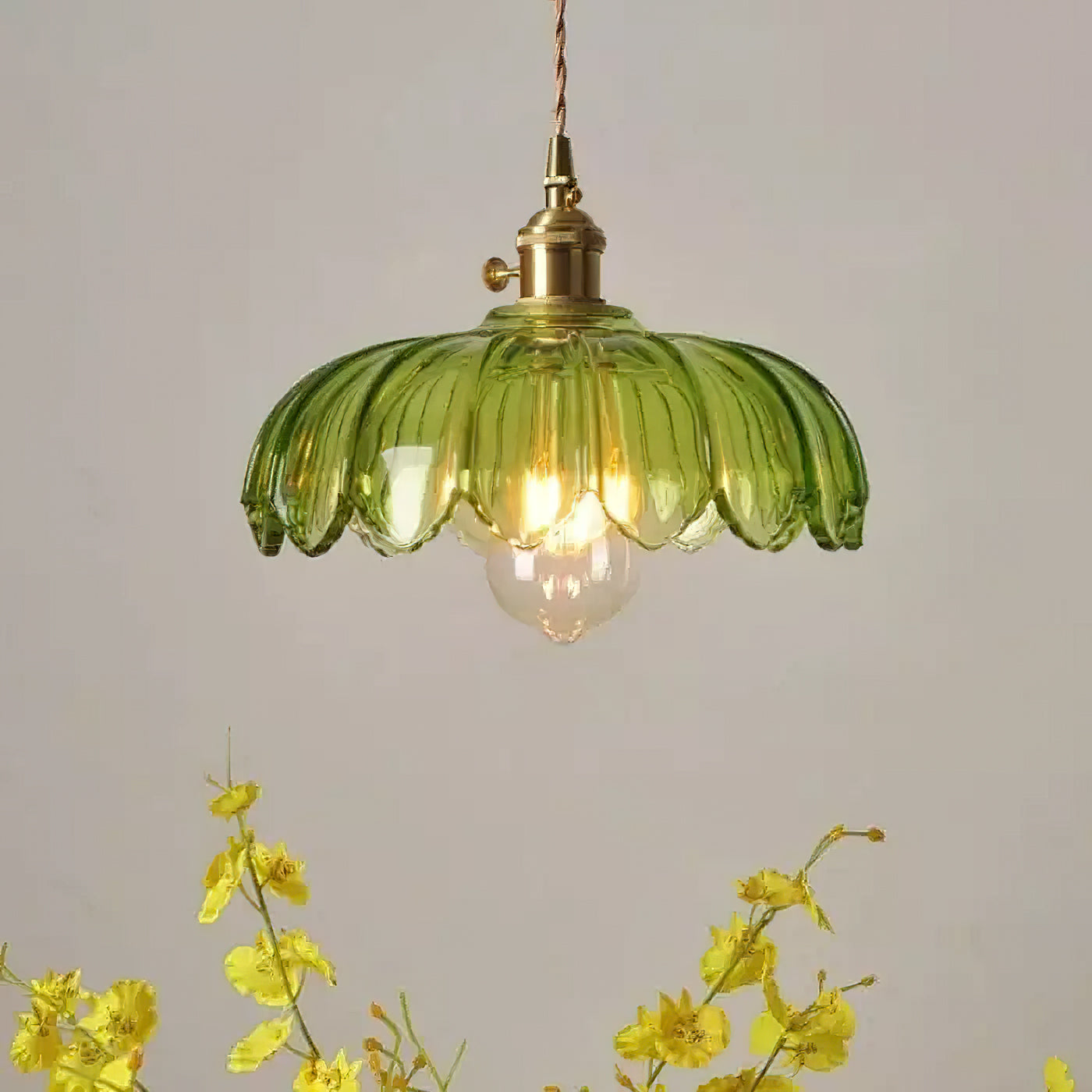 Retro Hanglamp met Bloembladkap en Messing Armatuur – Vintage Elegantie in Zes Glaskleuren – Enkele of Drievoudige Lichtpunten | Sansoti