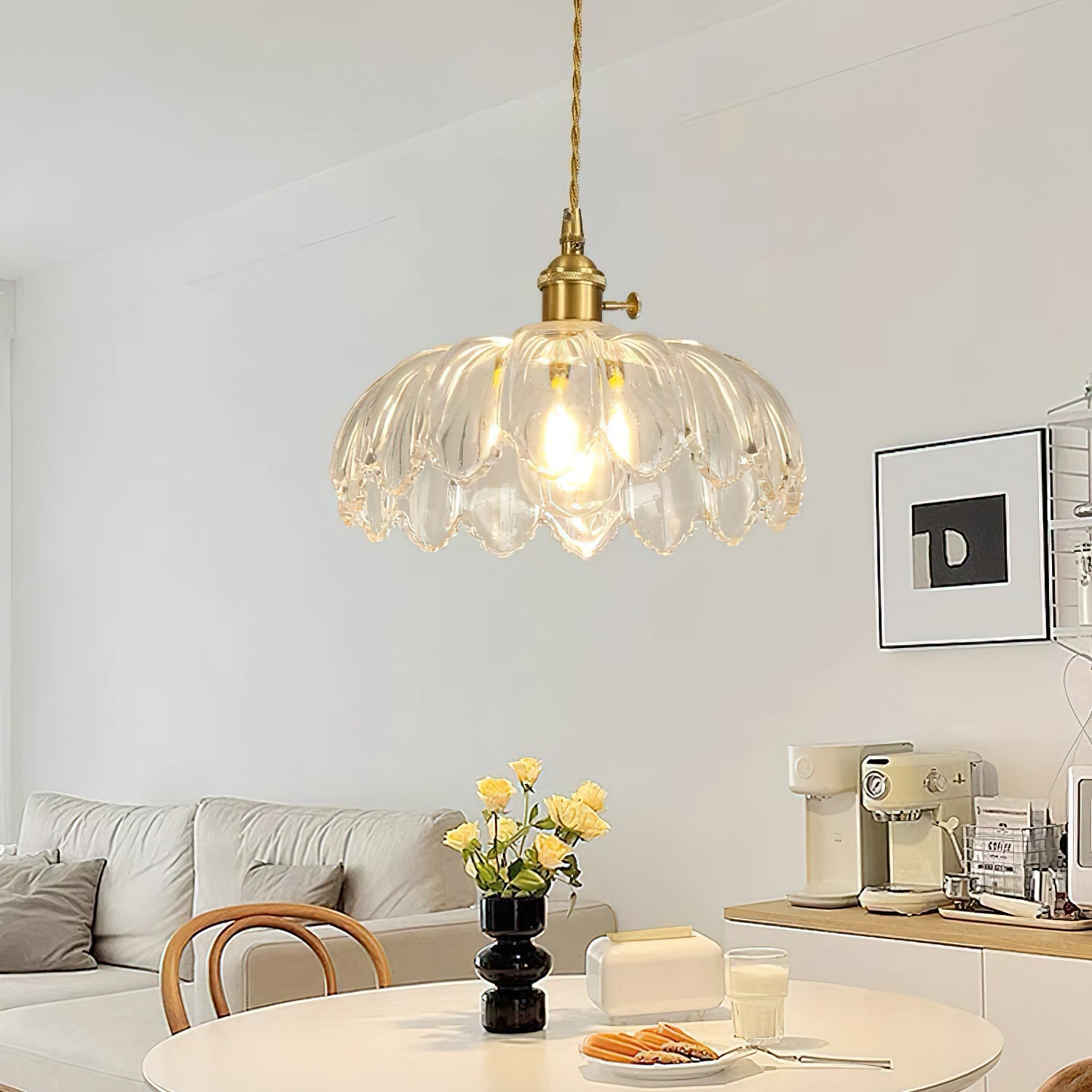 Retro Hanglamp met Bloembladkap en Messing Armatuur – Vintage Elegantie in Zes Glaskleuren – Enkele of Drievoudige Lichtpunten | Sansoti