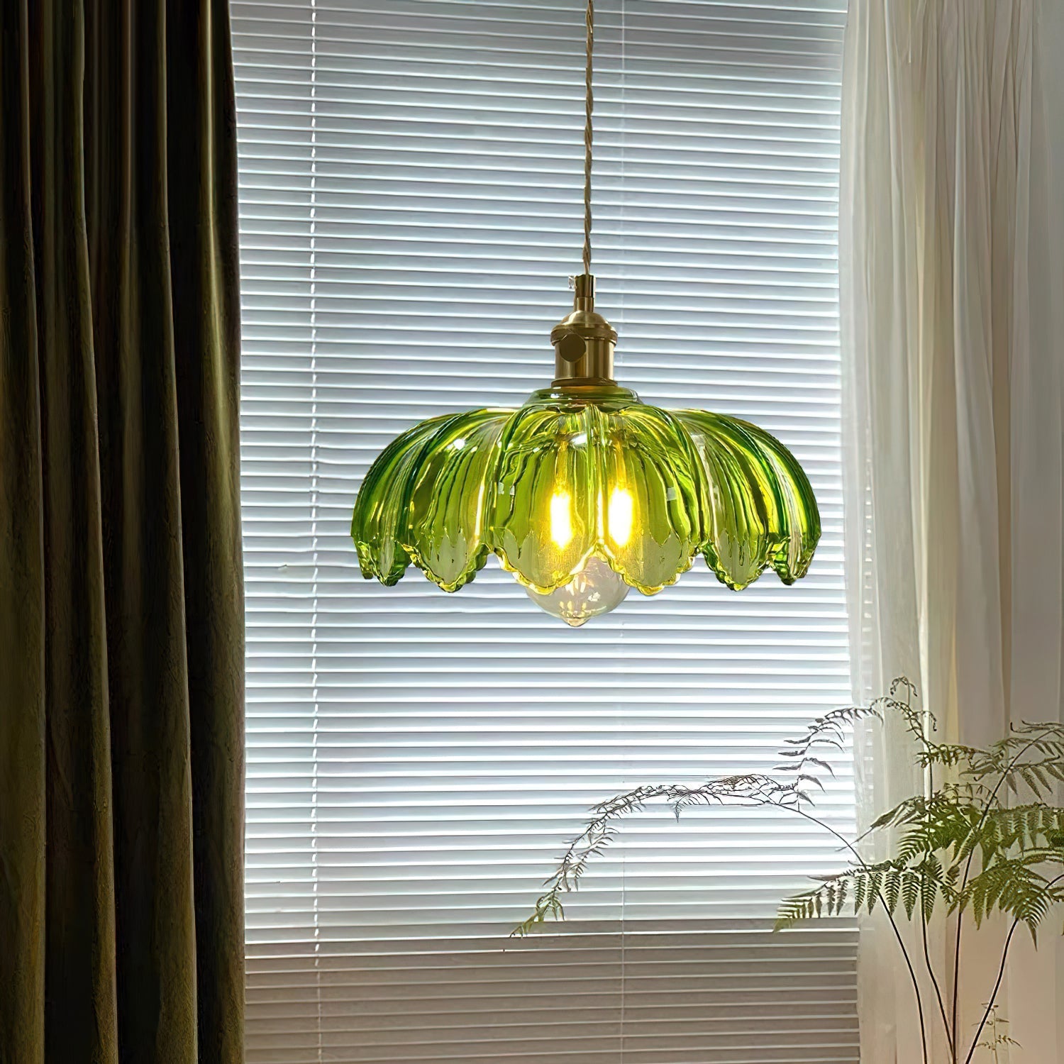 Retro Hanglamp met Bloembladkap en Messing Armatuur – Vintage Elegantie in Zes Glaskleuren – Enkele of Drievoudige Lichtpunten | Sansoti