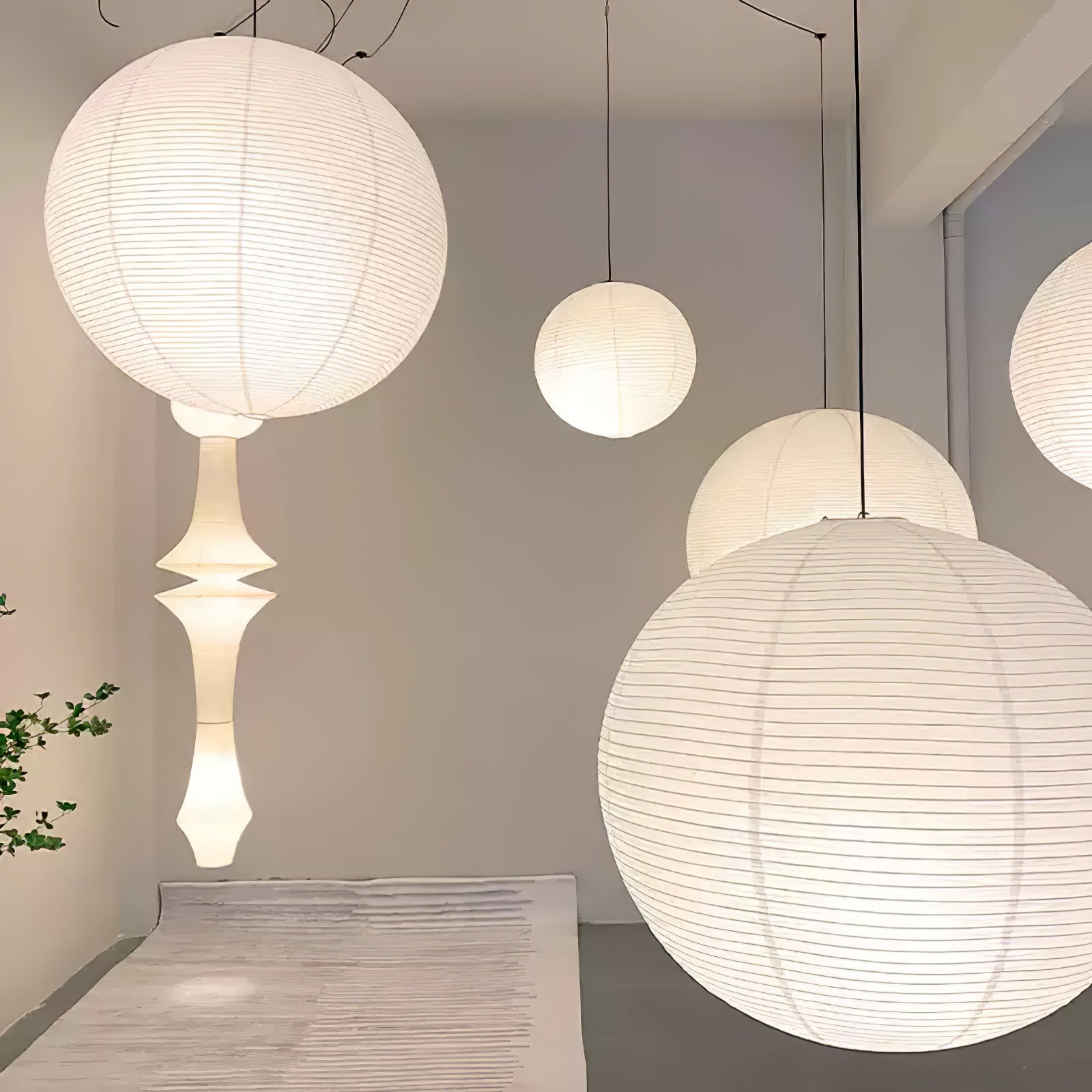 Japans Papieren Bolhanglamp – Handgemaakt Kozo Papier Hanglamp met Stekker – Zwevende Sfeerverlichting voor Woonkamer, Slaapkamer en Eetkamer – 10 Maten Verkrijgbaar | Sansoti