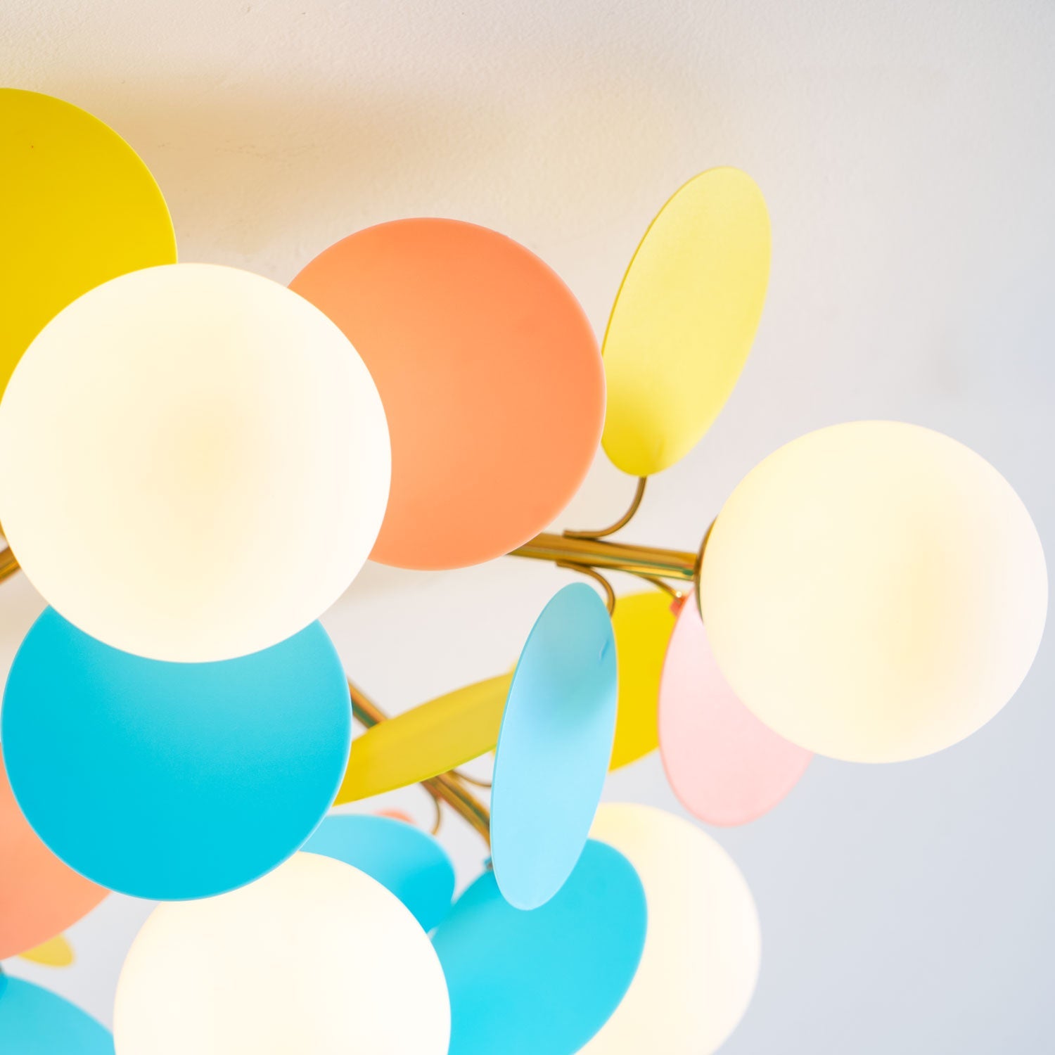 Ronde Plafondlamp met Acryl Bladeren – Macaron Pastelkleuren – 1, 4, 6 of 8 Lichtpunten – G9 Fitting – Scandinavisch Design voor Kinderkamer, Woonkamer en Kantoor | Sansoti