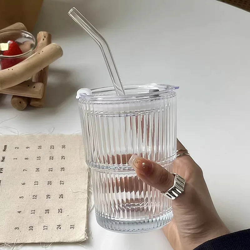 Geribbelde To-Go Beker met Rietje - Borosilicaatglas - Herbruikbare Drinkbeker voor Koffie & Thee - Warmteisolerend met Deksel - Draagbare Reisbeker voor Onderweg | Sansoti