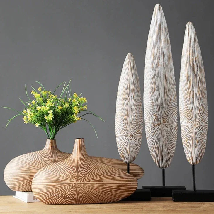 Decoratieve Gebeeldhouwde Vaas in Zandsteenstijl – Handgevormde Woondecoratie voor Bloemen & Styling | Sansoti