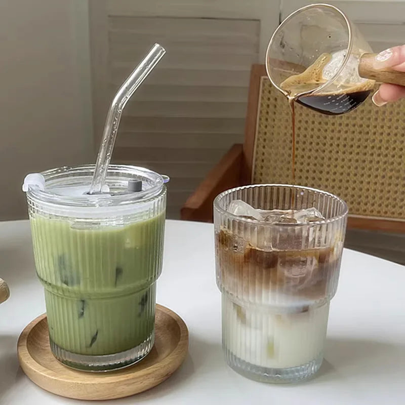 Geribbelde To-Go Beker met Rietje - Borosilicaatglas - Herbruikbare Drinkbeker voor Koffie & Thee - Warmteisolerend met Deksel - Draagbare Reisbeker voor Onderweg | Sansoti