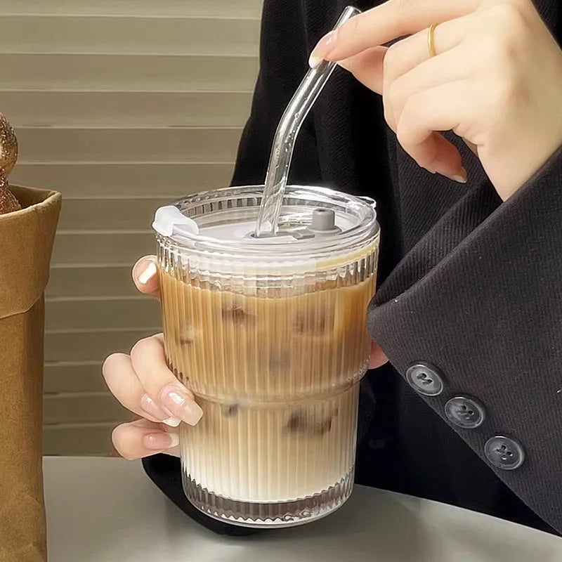 Geribbelde To-Go Beker met Rietje - Borosilicaatglas - Herbruikbare Drinkbeker voor Koffie & Thee - Warmteisolerend met Deksel - Draagbare Reisbeker voor Onderweg | Sansoti