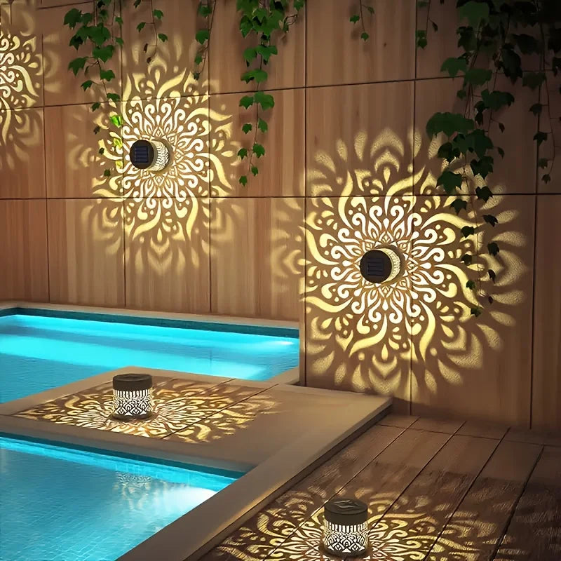 Sfeerlantaarn op Zonne-energie met Schaduwprojectie - IJzeren Tuinlamp IP65 - Warm Wit Licht voor Buiten - Automatische Schemersensor - Wandmontage of Vrijstaand | Sansoti