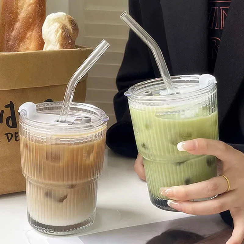 Geribbelde To-Go Beker met Rietje - Borosilicaatglas - Herbruikbare Drinkbeker voor Koffie & Thee - Warmteisolerend met Deksel - Draagbare Reisbeker voor Onderweg | Sansoti