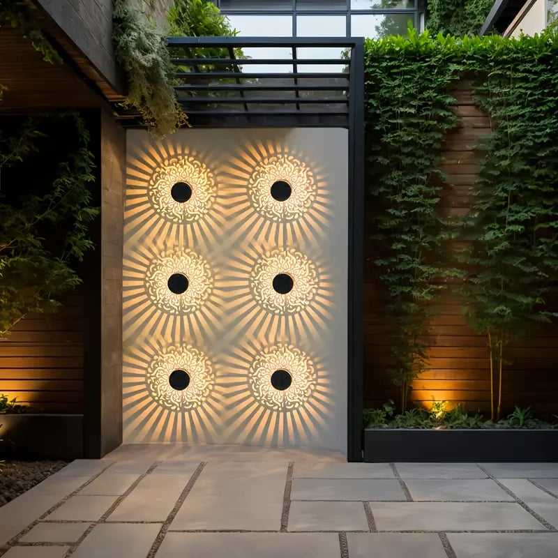 Sfeerlantaarn op Zonne-energie met Schaduwprojectie - IJzeren Tuinlamp IP65 - Warm Wit Licht voor Buiten - Automatische Schemersensor - Wandmontage of Vrijstaand | Sansoti