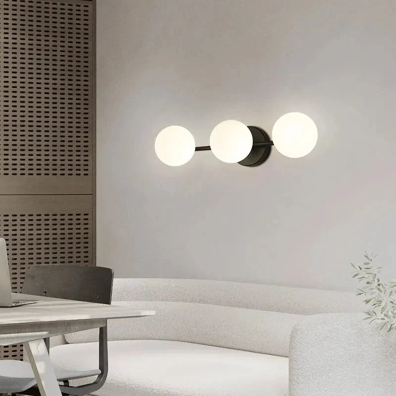 Wandlampe mit Glaskugel, Metall, Gold, Schwarz, warmes Licht, Schlafzimmer, Flur, Wohnzimmer, skandinavisches Design, stimmungsvolle Beleuchtung | Sansoti
