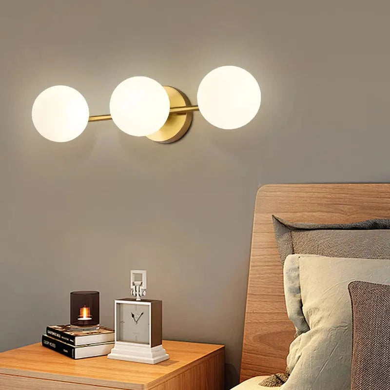 Wandlampe mit Glaskugel, Metall, Gold, Schwarz, warmes Licht, Schlafzimmer, Flur, Wohnzimmer, skandinavisches Design, stimmungsvolle Beleuchtung | Sansoti