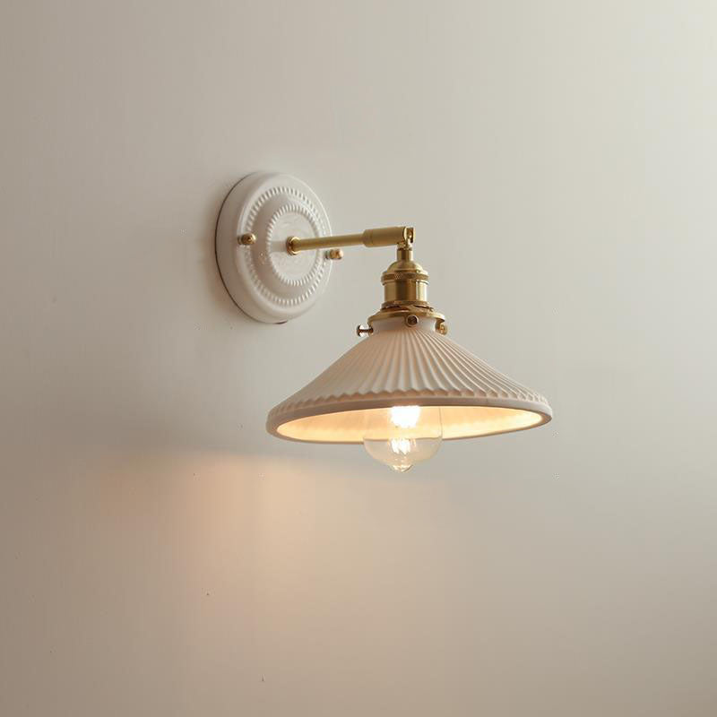 Vintage-Wandleuchte mit plissiertem Schirm, Messingarm und Keramik für Schlafzimmer, Wohnzimmer und Arbeitszimmer, stimmungsvolle Beleuchtung, Retro | Sansoti