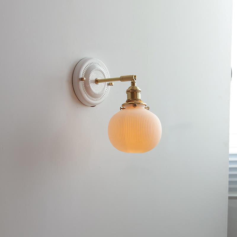 Vintage-Wandleuchte mit plissiertem Schirm, Messingarm und Keramik für Schlafzimmer, Wohnzimmer und Arbeitszimmer, stimmungsvolle Beleuchtung, Retro | Sansoti