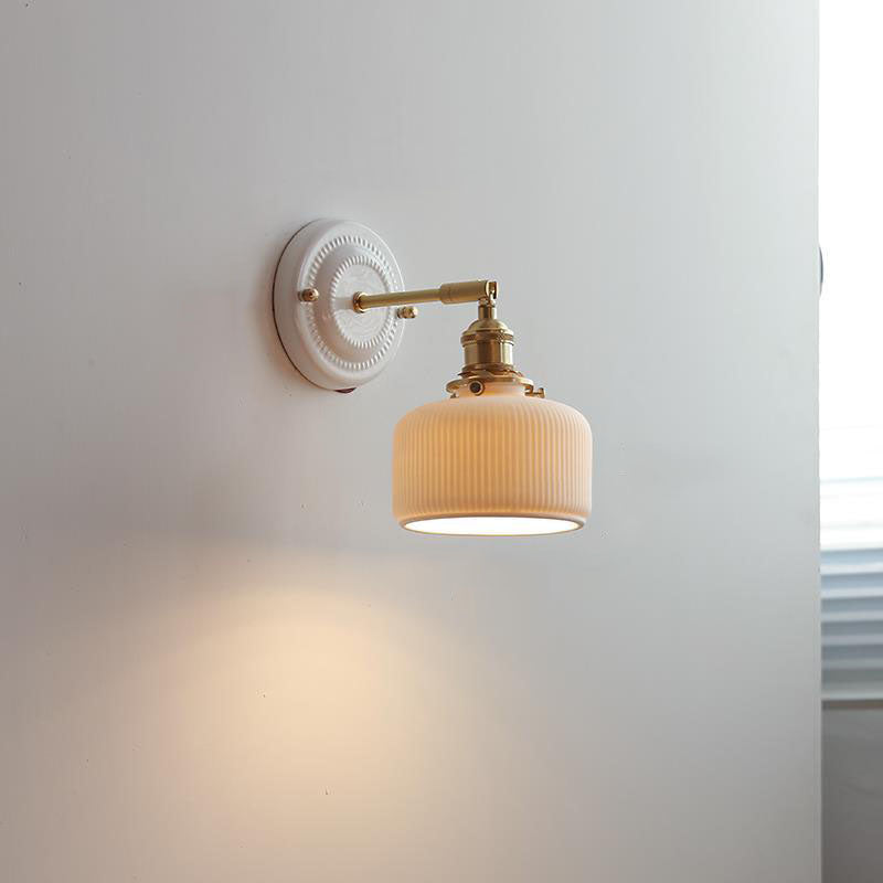 Vintage-Wandleuchte mit plissiertem Schirm, Messingarm und Keramik für Schlafzimmer, Wohnzimmer und Arbeitszimmer, stimmungsvolle Beleuchtung, Retro | Sansoti
