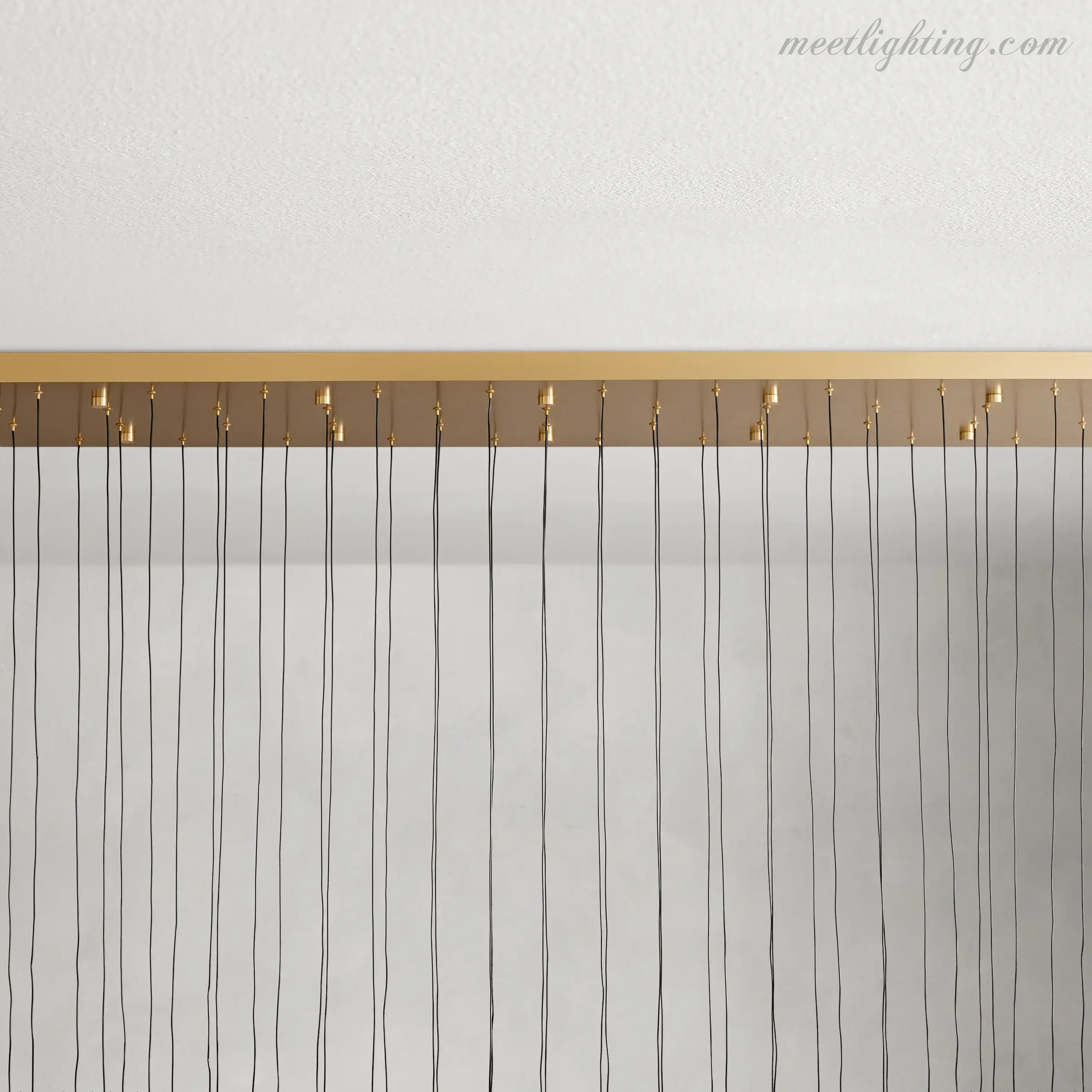 Lustre linéaire avec lampes LED réglables adapté à la salle à manger et à la cuisine en verre fabriqué à la main au design moderne | Sansoti