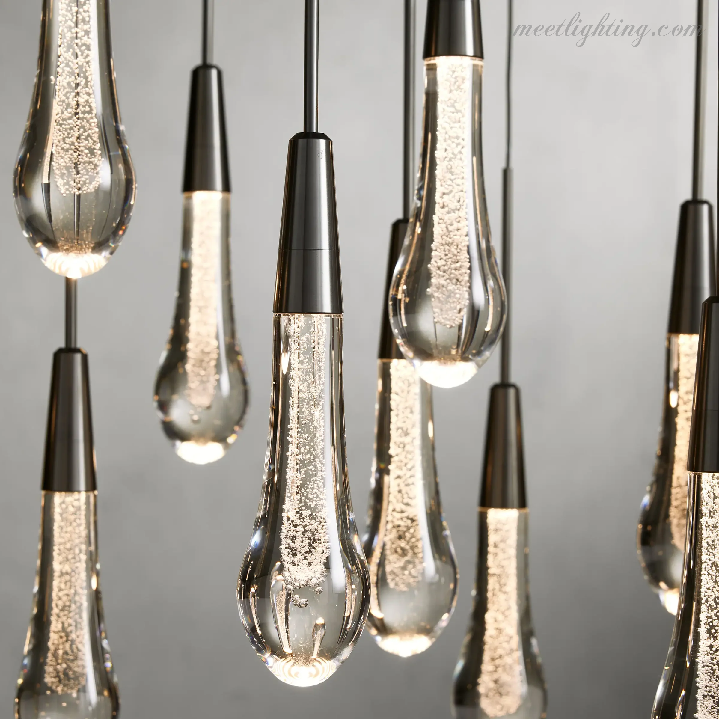 Lustre linéaire avec lampes LED réglables adapté à la salle à manger et à la cuisine en verre fabriqué à la main au design moderne | Sansoti