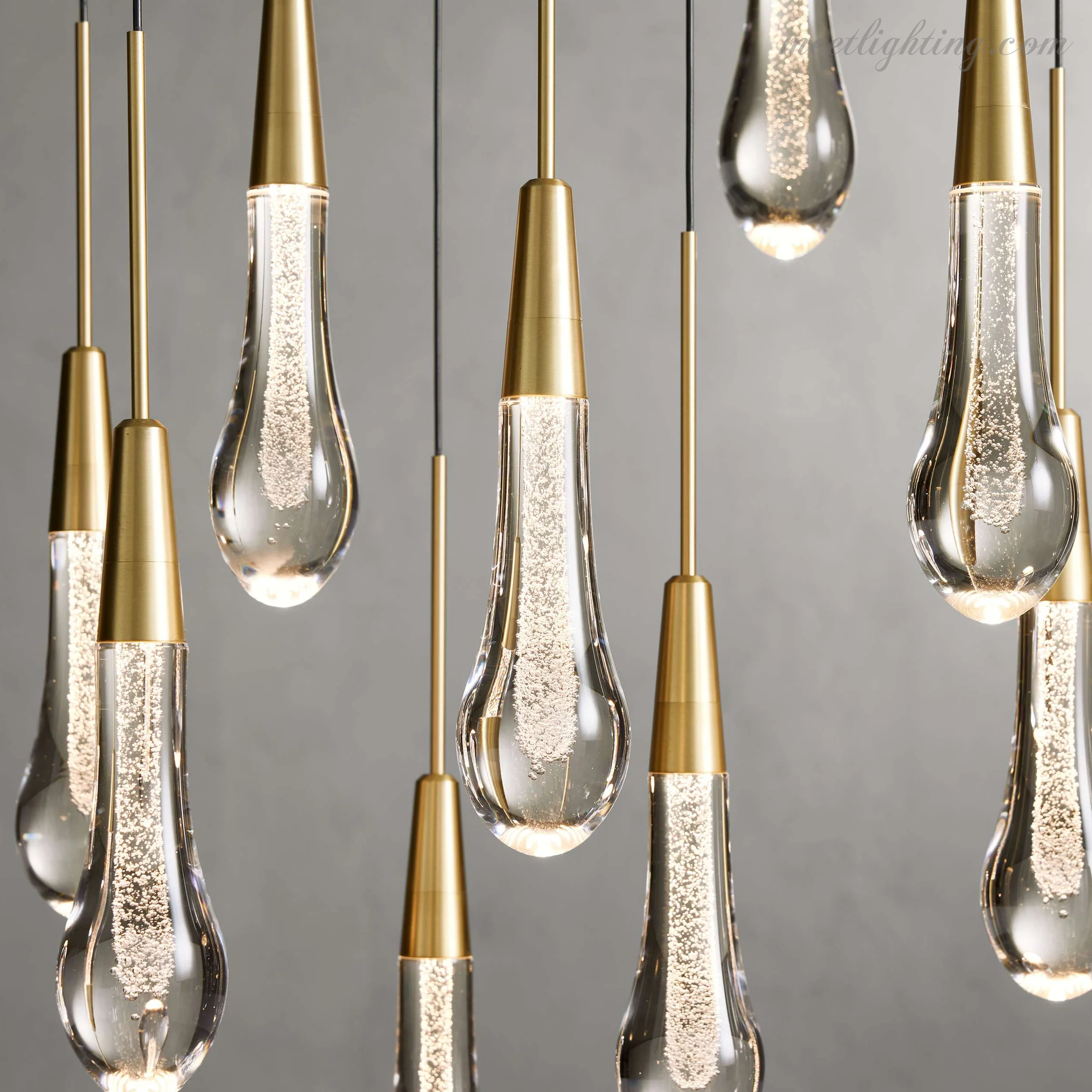 Lustre linéaire avec lampes LED réglables adapté à la salle à manger et à la cuisine en verre fabriqué à la main au design moderne | Sansoti