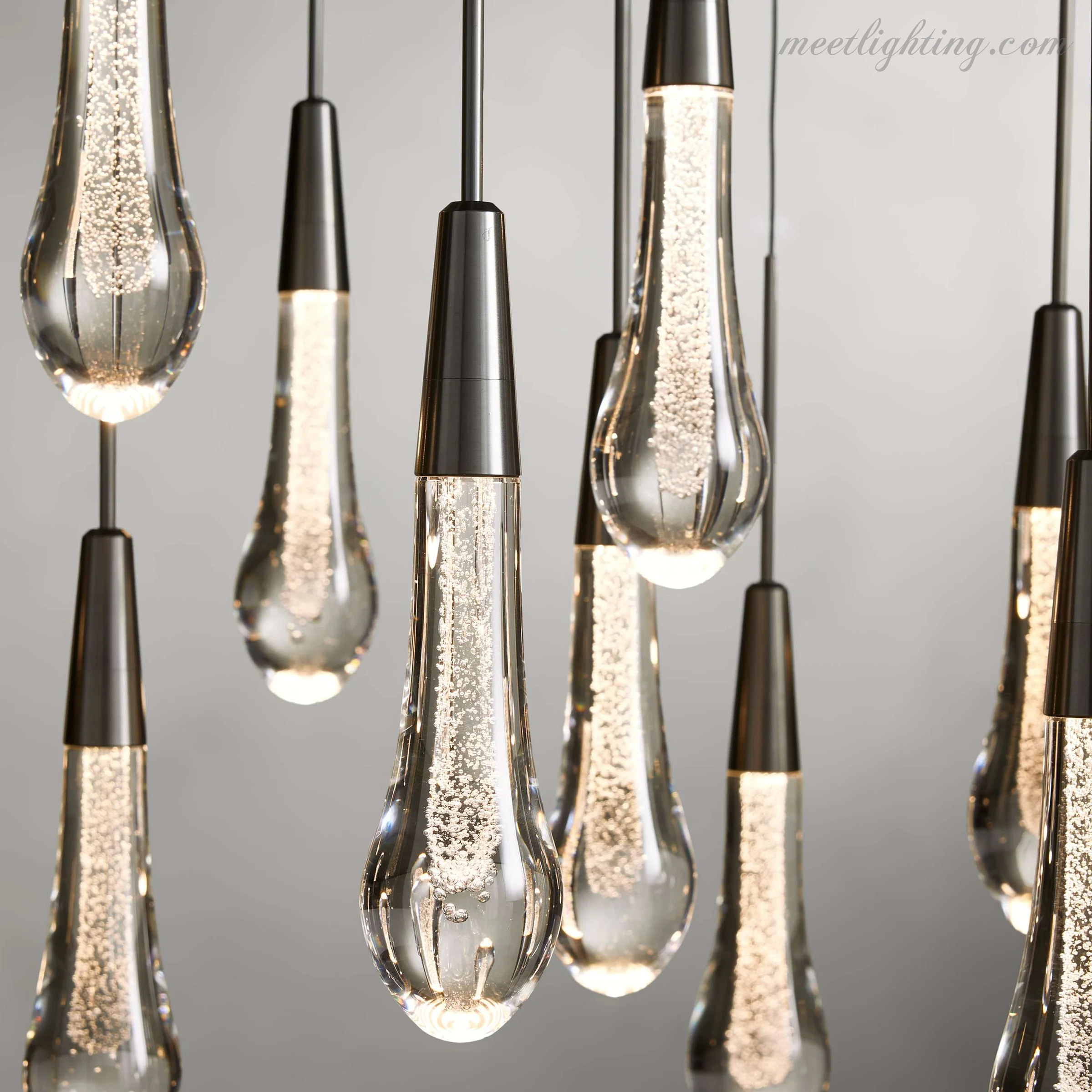 Lustre linéaire avec lampes LED réglables adapté à la salle à manger et à la cuisine en verre fabriqué à la main au design moderne | Sansoti
