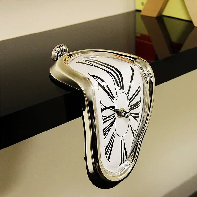 Smeltende Klok Salvador Dali Stijl 18x12x15cm Kunststof Aluminium Surrealistisch Decoratief Uurwerk Plank Tafel Woonkamer Cadeau | Sansoti