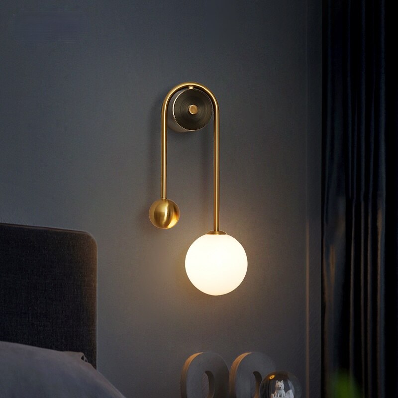 Goudkleurige Wandlamp met Wit Glazen Bol – Modern Scandinavisch Design voor Hal & Gang | Sansoti