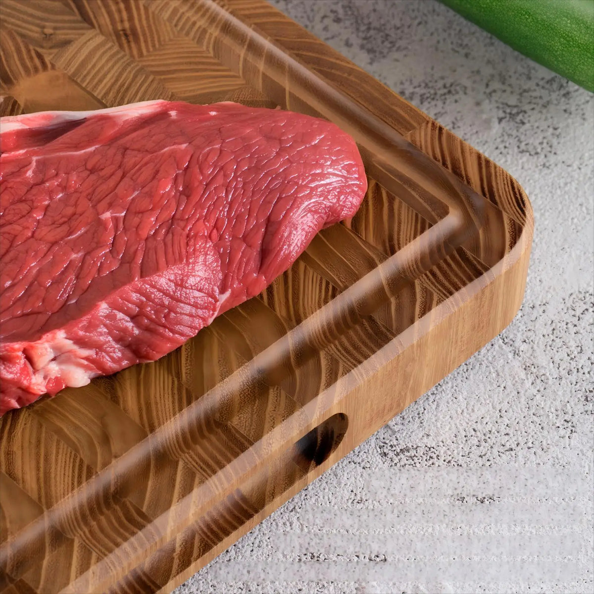 Planche à découper rectangulaire en bois avec rainure à jus et poignées pour hacher professionnellement la viande et les légumes en cuisine | Sansoti