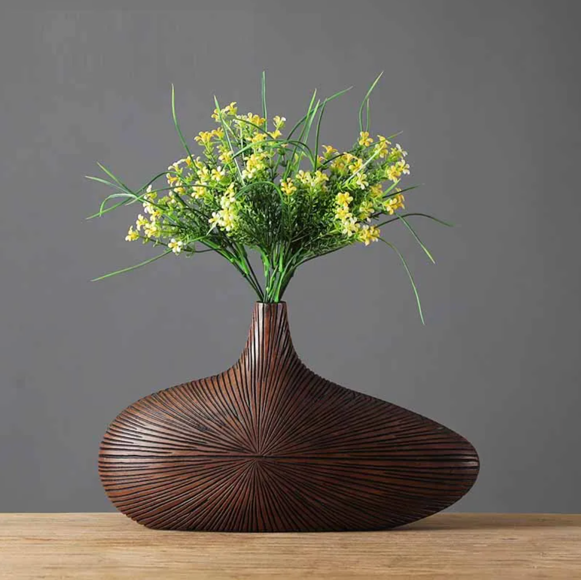 Decoratieve Gebeeldhouwde Vaas in Zandsteenstijl – Handgevormde Woondecoratie voor Bloemen & Styling | Sansoti
