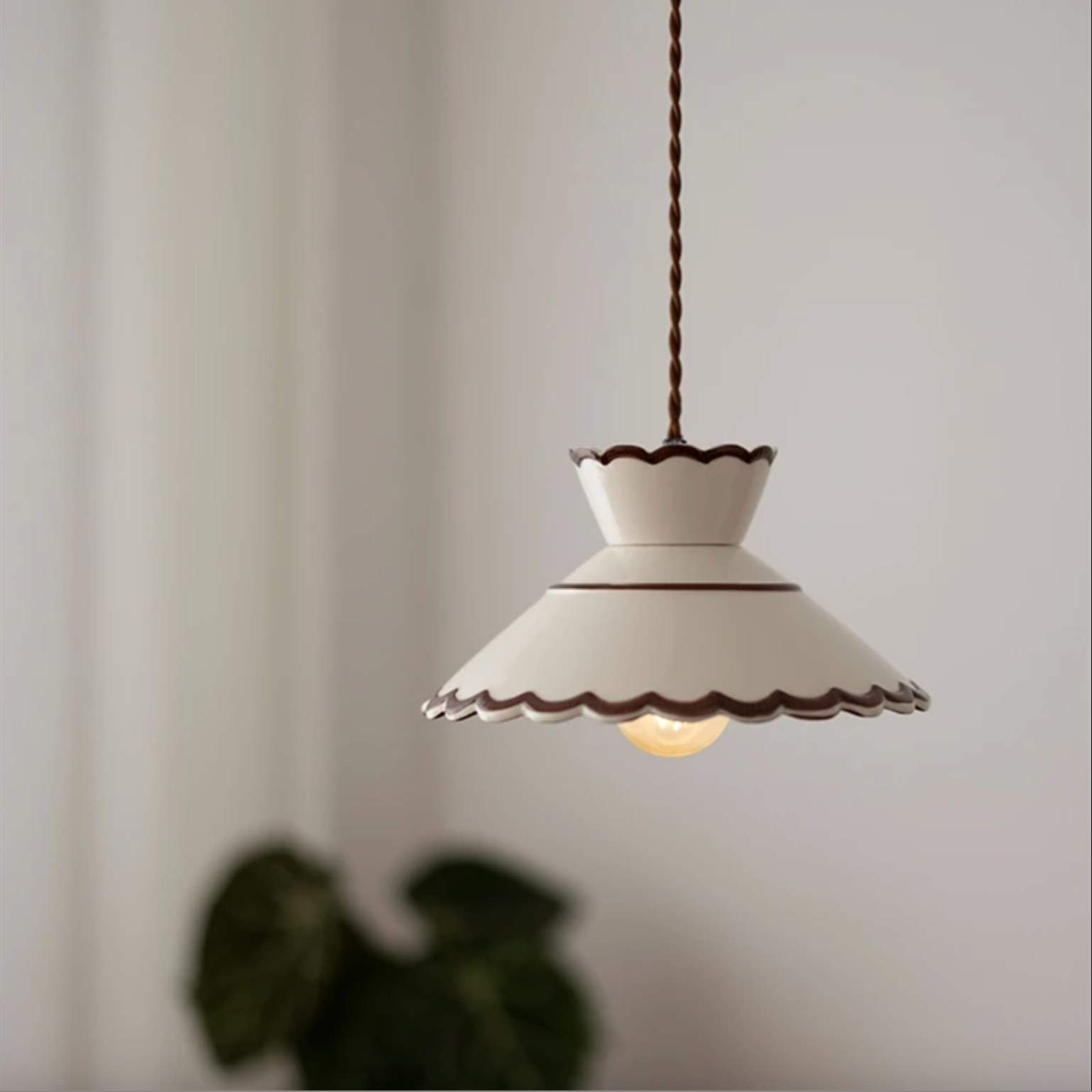 Suspension en céramique peinte à la main design scandinave avec douille en cuivre, motif floral pour table à manger, cuisine et chambre | Restfield