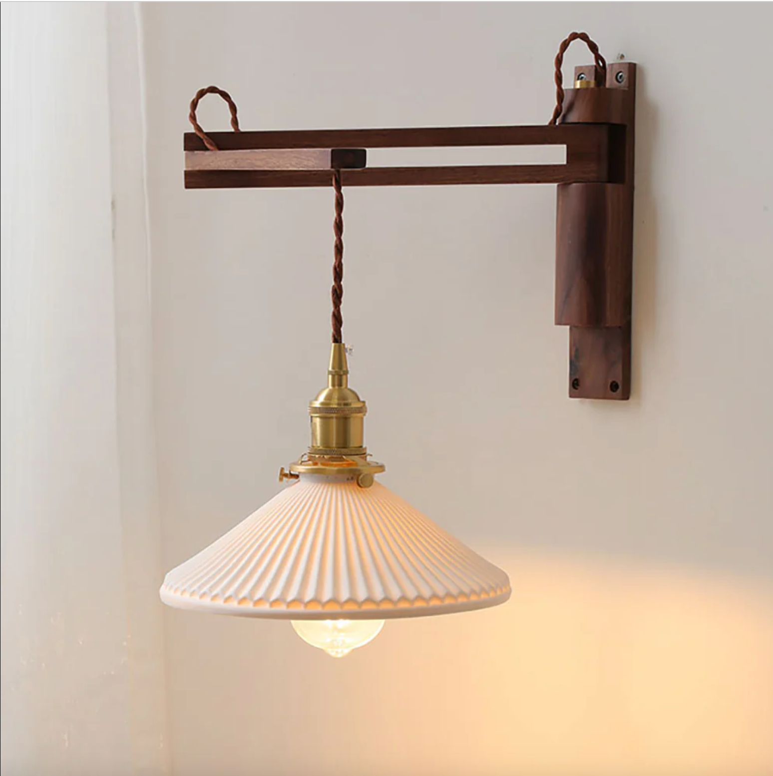Verstelbare Houten Wandlamp met Keramieke Kap – Landelijke Stijl met Knopschakelaar | Sansoti