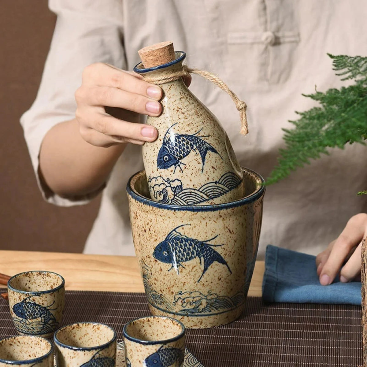 Keramik-Sake-Set mit Karaffe und Tassen Japanisches Design Getränkeservice zum Warm- oder Kaltservieren 6- oder 8-teilig | Sansoti