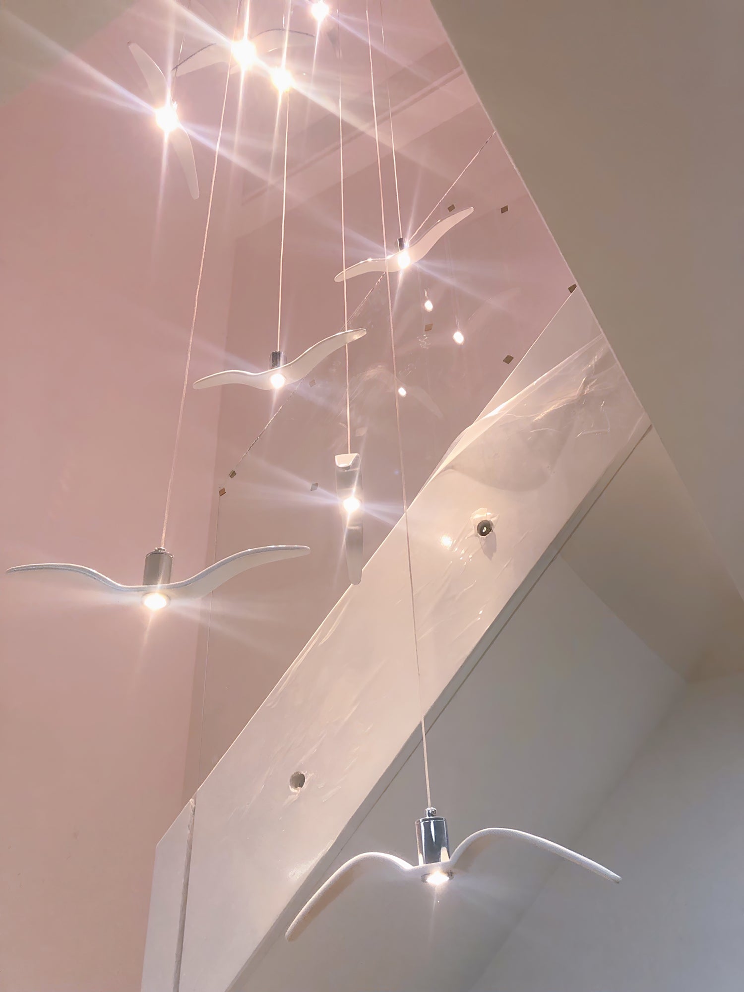 Suspension LED Design Oiseau Résine Aluminium Blanc Noir 3000K 4000K 6000K Salon Suspension Minimaliste Organique Plafonnier | Restfield