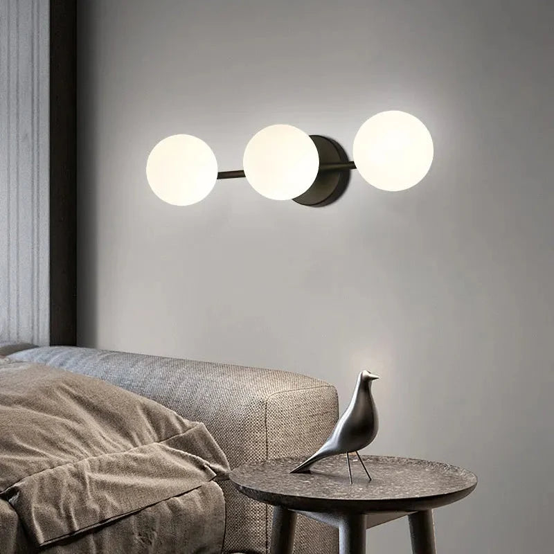 Wandlampe mit Glaskugel, Metall, Gold, Schwarz, warmes Licht, Schlafzimmer, Flur, Wohnzimmer, skandinavisches Design, stimmungsvolle Beleuchtung | Sansoti