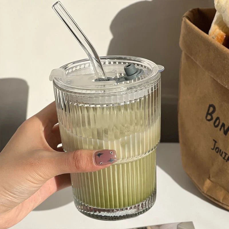 Geribbelde To-Go Beker met Rietje - Borosilicaatglas - Herbruikbare Drinkbeker voor Koffie & Thee - Warmteisolerend met Deksel - Draagbare Reisbeker voor Onderweg | Sansoti