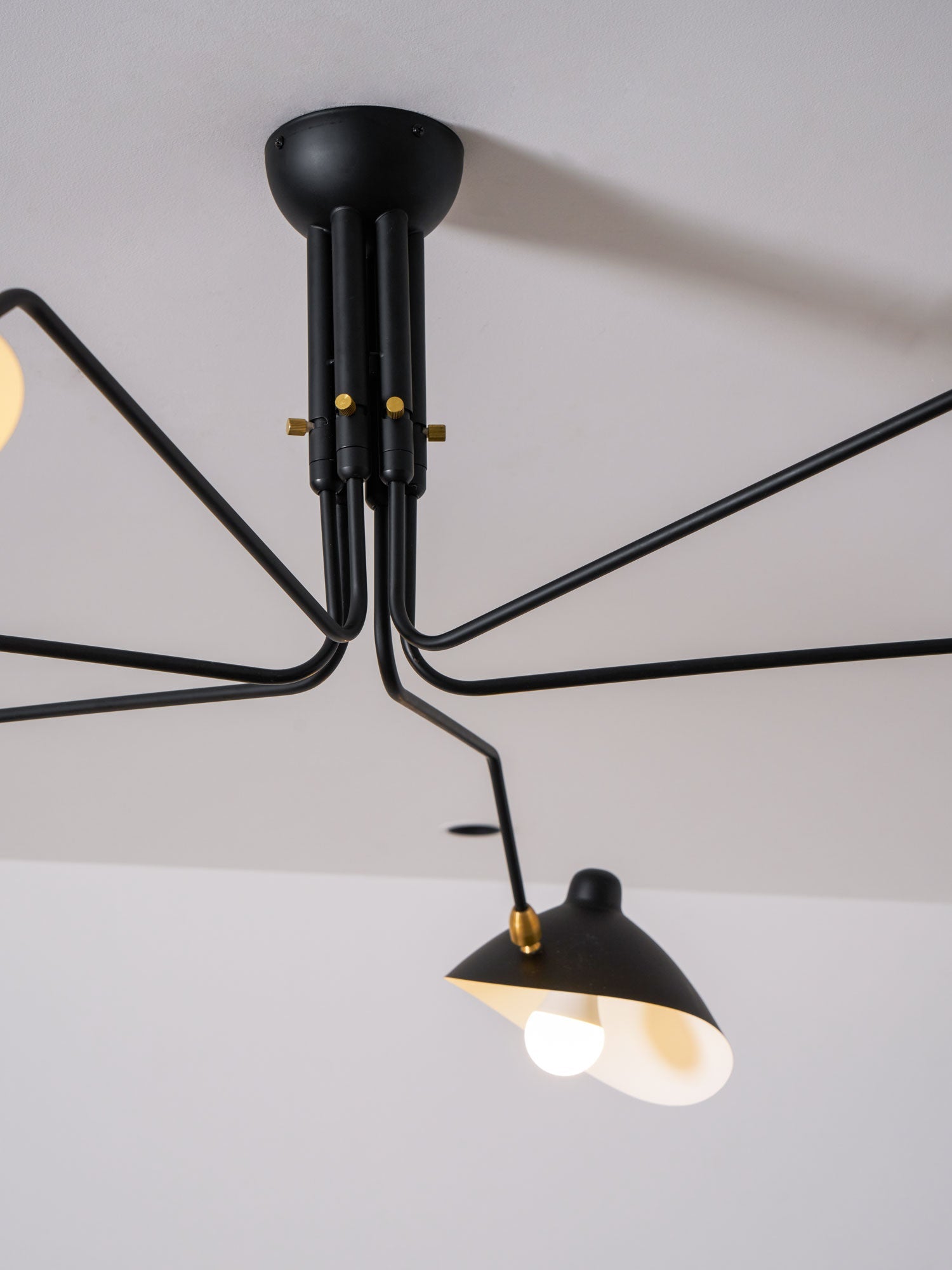 Plafondlamp Spider 3 Armen Mid-Century Modern Messing Verstelbaar Zwart Wit Grote Ruimte Restaurant Loft Stalen Armatuur Geïnspireerd Design | Sansoti